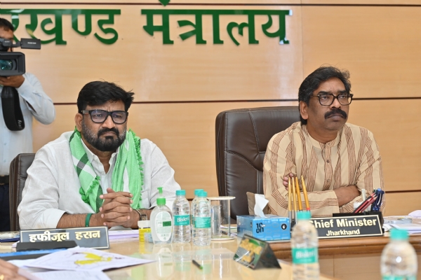 मुख्यमंत्री प्रोजेक्ट भवन में बैठक करते मुख्यमंत्री प्रोजेक्ट भवन में बैठक करते