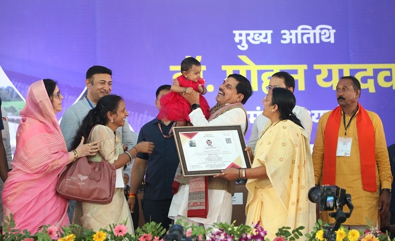 मुख्यमंत्री जल गंगा संवर्धन अभियान अंतर्गत धार के कार्यक्रम में बालिका को लाड़ली लक्ष्मी योजना का प्रमाण-पत्र देकर दुलार करते हुए मुख्यमंत्री जल गंगा संवर्धन अभियान अंतर्गत धार के कार्यक्रम में बालिका को लाड़ली लक्ष्मी योजना का प्रमाण-पत्र देकर दुलार करते हुए