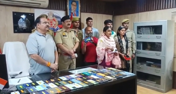 खोए हुए मोबाइल वापस देते एसपी जीआरपी खोए हुए मोबाइल वापस देते एसपी जीआरपी