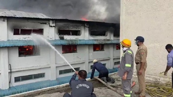 इलेक्ट्रॉनिक सामान बनाने वाली कंपनी में लगी भयंकर आग इलेक्ट्रॉनिक सामान बनाने वाली कंपनी में लगी भयंकर आग