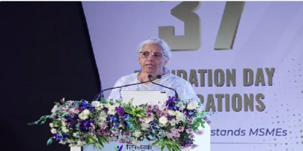 सिडबी की 37वीं वर्षगाठ कार्यक्रम को संबोधित करते वित्त मंत्री निर्मला सीतारमण सिडबी की 37वीं वर्षगाठ कार्यक्रम को संबोधित करते वित्त मंत्री निर्मला सीतारमण