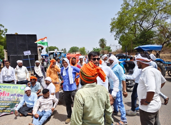 धरने में बैठे किसान धरने में बैठे किसान