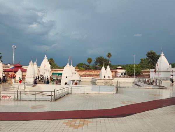मंदिर के उपर काले बादल