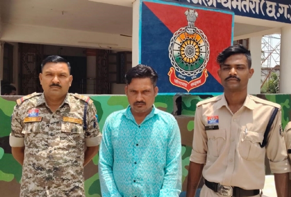 पुलिस गिरफ्त में गांजा तस्कर। पुलिस गिरफ्त में गांजा तस्कर।