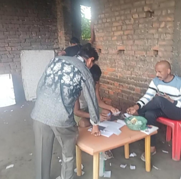 गेसिंग का नंबर लिखता संचालक और वहां मौजद अन्य गेसिंग का नंबर लिखता संचालक और वहां मौजद अन्य