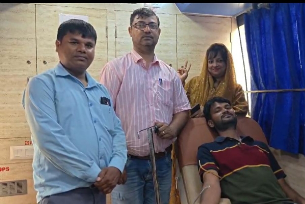 रक्तदान करते लोग रक्तदान करते लोग
