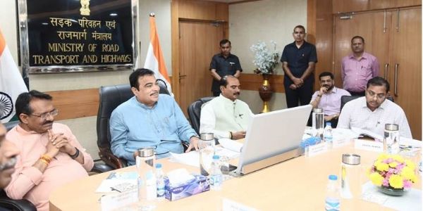 नई दिल्ली में राजस्थान और हिमाचल प्रदेश की राष्ट्रीय राजमार्ग परियोजनाओं की समीक्षा बैठक करते केंद्रीय मंत्री नितिन गडकरी। नई दिल्ली में राजस्थान और हिमाचल प्रदेश की राष्ट्रीय राजमार्ग परियोजनाओं की समीक्षा बैठक करते केंद्रीय मंत्री नितिन गडकरी।