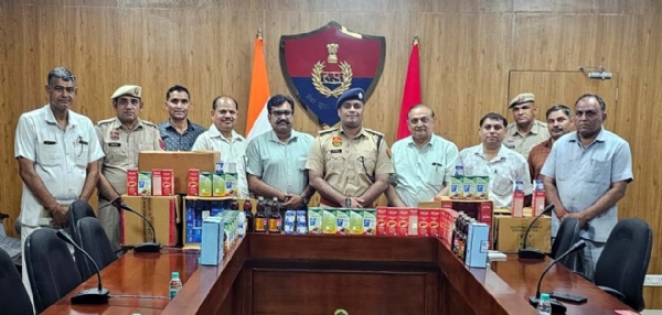 पुलिस अधिकारियों को दवाइयां भेंट करते नीमा पदाधिकारी। पुलिस अधिकारियों को दवाइयां भेंट करते नीमा पदाधिकारी।
