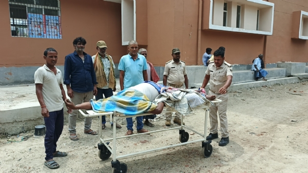 पोस्टमार्टम के लिए लाया गया शव