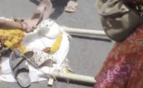 अवैध कॉलोनी को लेकर कॉलोनाइजर का अनोखा विरोध अवैध कॉलोनी को लेकर कॉलोनाइजर का अनोखा विरोध