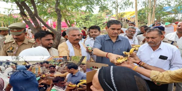 डीएम और एसएसपी ने संभाला मोर्चा : ब्रज चौरासी कोस परिक्रमा मार्ग का किया निरीक्षण, श्रद्धालुओं को बांटे फल