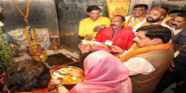 भोजशाला में मां वाग्देवी के दर्शन करते हुए मुख्यमंत्री भोजशाला में मां वाग्देवी के दर्शन करते हुए मुख्यमंत्री
