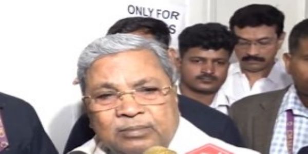 कर्नाटक के मुख्यमंत्री सिद्धारमैया नई दिल्ली में पत्रकारों से बात करते हुए। कर्नाटक के मुख्यमंत्री सिद्धारमैया नई दिल्ली में पत्रकारों से बात करते हुए।