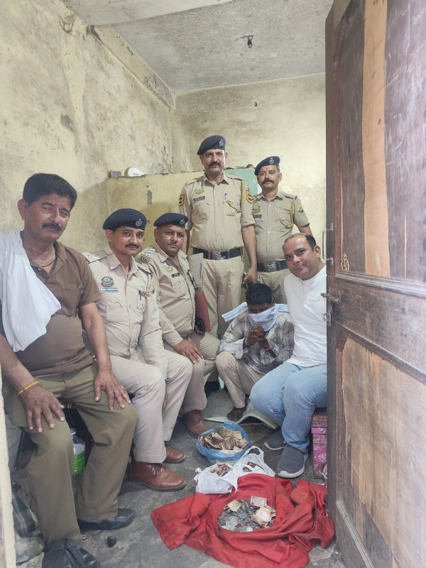चोरी के आरोप में पकड़ा गया आरोपी। चोरी के आरोप में पकड़ा गया आरोपी।