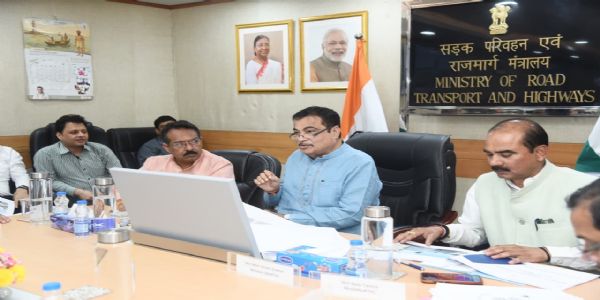 नई दिल्ली में राजस्थान के राष्ट्रीय राजमार्गों की समीक्षा बैठक करते केंद्रीय मंत्री नितिन गडकरी।