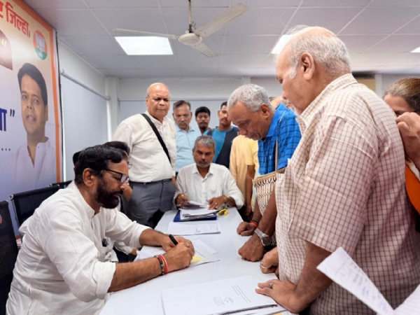 हाउसिंग सोसाइटी में फेरी वालों के अतिक्रमण को लेकर निवासियों ने ठाणे बीजेपी ऑफिस में बताया हाउसिंग सोसाइटी में फेरी वालों के अतिक्रमण को लेकर निवासियों ने ठाणे बीजेपी ऑफिस में बताया