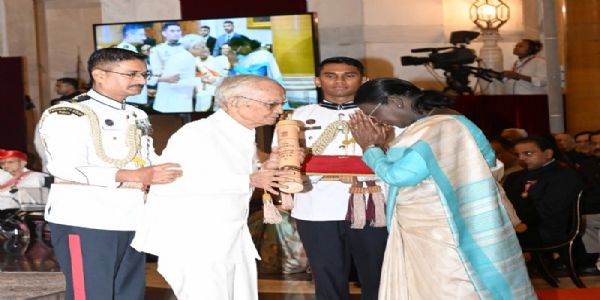 कैलाश चंद्र पंत को सम्मानित करते हुए राष्ट्रपति कैलाश चंद्र पंत को सम्मानित करते हुए राष्ट्रपति