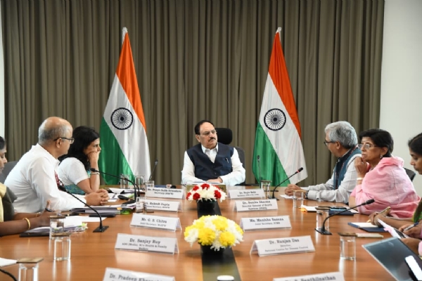 केन्द्रीय स्वास्थ्य मंत्री जे पी नड्डा बैठक करते हुए केन्द्रीय स्वास्थ्य मंत्री जे पी नड्डा बैठक करते हुए