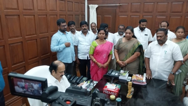 AIADMK के 3 विधायकों ने इस्तीफा दिया AIADMK के 3 विधायकों ने इस्तीफा दिया