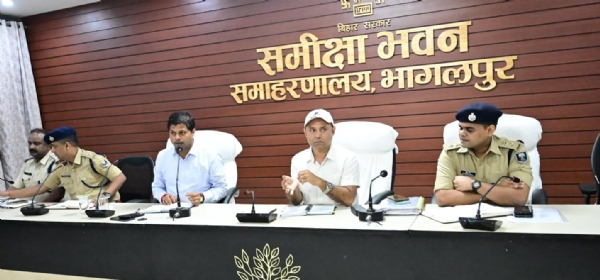 बैठक करते जिलाधिकारी बैठक करते जिलाधिकारी