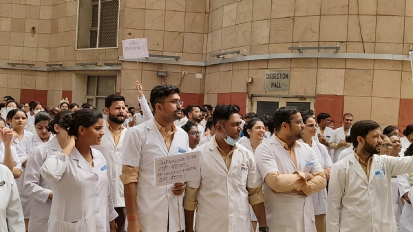 ठेका प्रथा के विरोध में प्रदर्शन करते नर्स ठेका प्रथा के विरोध में प्रदर्शन करते नर्स