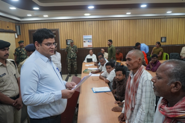 अररिया फोटो:डीएम आवेदन पर सुनवाई करते अररिया फोटो:डीएम आवेदन पर सुनवाई करते
