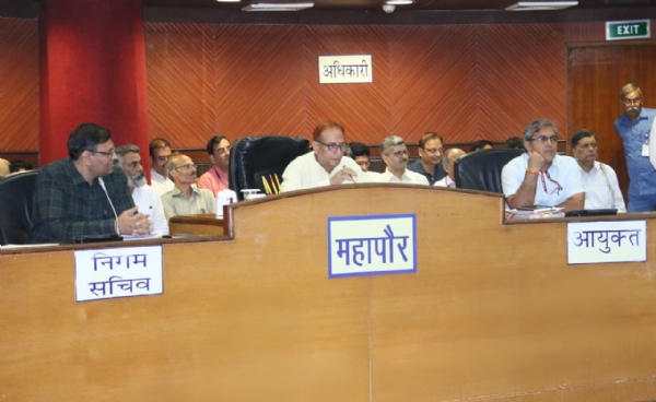 दिल्ली के महापौर प्रवेश वाही साधारण सभा की बैठक में। दिल्ली के महापौर प्रवेश वाही साधारण सभा की बैठक में।