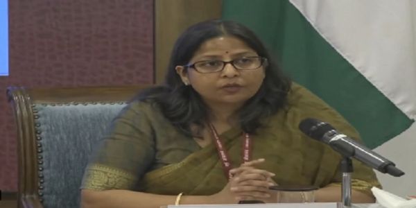 अंतर-मंत्रालयी प्रेसवार्ता को संबोधित करते पेट्रोलियम मंत्रालय की संयुक्त सचिव सुजाता शर्मा अंतर-मंत्रालयी प्रेसवार्ता को संबोधित करते पेट्रोलियम मंत्रालय की संयुक्त सचिव सुजाता शर्मा