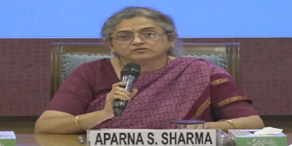अंतर-मंत्रालयी प्रेसवार्ता को संबोधित करते उर्वरक विभाग की अतिरिक्त सचिव अपर्णा एस शर्मा अंतर-मंत्रालयी प्रेसवार्ता को संबोधित करते उर्वरक विभाग की अतिरिक्त सचिव अपर्णा एस शर्मा