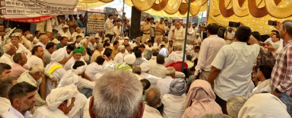 धरना पर बैठे ग्रामीणों को संबोधित करते विधायक विनोद भयाना। धरना पर बैठे ग्रामीणों को संबोधित करते विधायक विनोद भयाना।