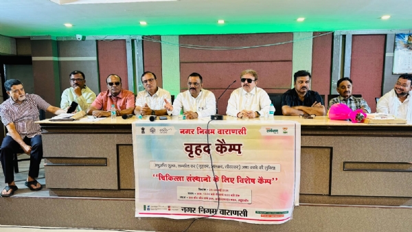 नगर निगम के कैंप में महापौर व अन्य विशिष्ट जन नगर निगम के कैंप में महापौर व अन्य विशिष्ट जन