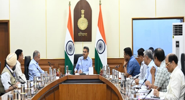 हरियाणा के मुख्य सचिव अधिकारियाें की बैठक लेते हुए हरियाणा के मुख्य सचिव अधिकारियाें की बैठक लेते हुए