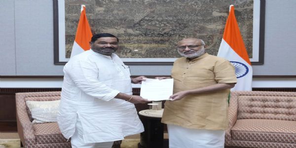 देबाशीष सामंतराय सोमवार को राज्यसभा के सभापति सी. पी. राधाकृष्णन को अपना इस्तीफा सौंपते हुए देबाशीष सामंतराय सोमवार को राज्यसभा के सभापति सी. पी. राधाकृष्णन को अपना इस्तीफा सौंपते हुए