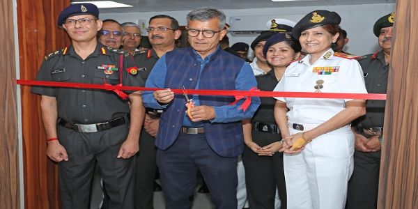 अब आर्मी हॉस्पिटल में आधुनिक रेडियोथेरेपी तकनीक का उद्घाटन करते रक्षा सचिव राजेश कुमार सिंह