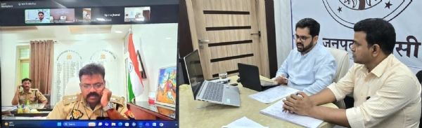 बैठक में जिलाधिकारी अधीनस्थों के पेंच कसते हुए बैठक में जिलाधिकारी अधीनस्थों के पेंच कसते हुए