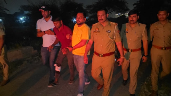 पुलिस मुठभेड़ में प्रेमिका की मां की हत्या करने वाला सिरफिरा गिरफ्तार पुलिस मुठभेड़ में प्रेमिका की मां की हत्या करने वाला सिरफिरा गिरफ्तार
