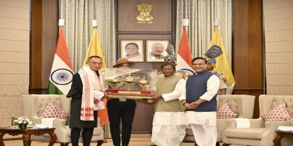 भूटान के प्रधानमंत्री दाशो शेरिंग तोबगे से राज्यपाल लक्ष्मण प्रसाद आचार्य और मुख्यमंत्री डॉ हिमंत बिस्व सरमा मुलाकात के दौरान।