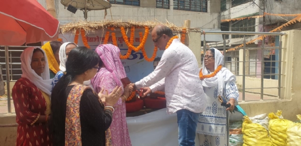 प्याउ का उद्धाटन करते विजयवर्गीय प्याउ का उद्धाटन करते विजयवर्गीय