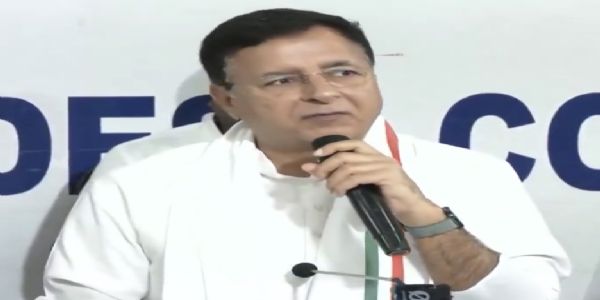 बेंगलुरु में कांग्रेस नेताओं की बैठक के बाद बयान देते कांग्रेस महासचिव रणदीप सिंह सुरजेवाला। बेंगलुरु में कांग्रेस नेताओं की बैठक के बाद बयान देते कांग्रेस महासचिव रणदीप सिंह सुरजेवाला।