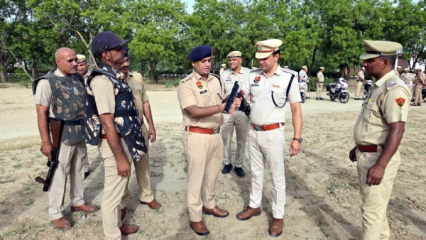 उपकरणों का निरीक्षण करते पुलिस अधिकारी। उपकरणों का निरीक्षण करते पुलिस अधिकारी।