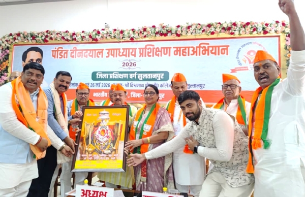 मुख्य अतिथि का स्वागत करते भाजपा के कार्यकर्ता मुख्य अतिथि का स्वागत करते भाजपा के कार्यकर्ता