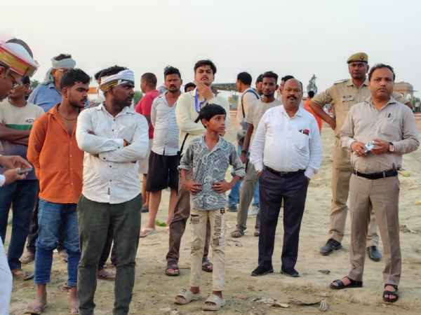 राजघाट पर मचा कोहराम, एनडीआरएफ ने घंटों चलाया सर्च ऑपरेशन राजघाट पर मचा कोहराम, एनडीआरएफ ने घंटों चलाया सर्च ऑपरेशन