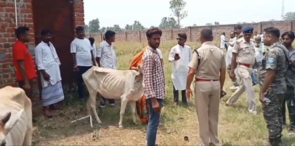 मौके पर जांच करती पुलिस और जुटी लोगों की भीड़ मौके पर जांच करती पुलिस और जुटी लोगों की भीड़
