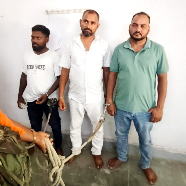 गिरफ्तार मुखिया पति एवं अन्य