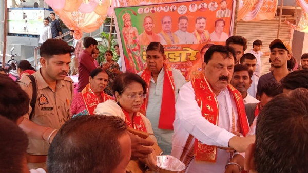 भाजपा मुरादाबाद महानगर द्वारा बड़े मंगलवार पर आयोजित होता भंडारा।