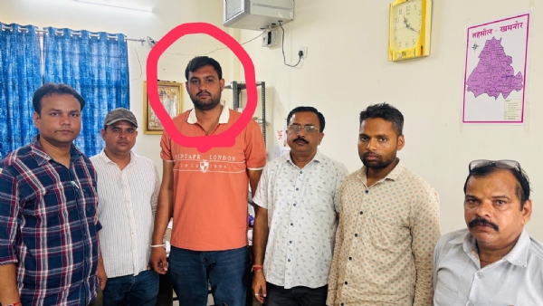 नामांतरण खोलने की एवज में रिश्वत लेते पटवारी गिरफ्तार नामांतरण खोलने की एवज में रिश्वत लेते पटवारी गिरफ्तार