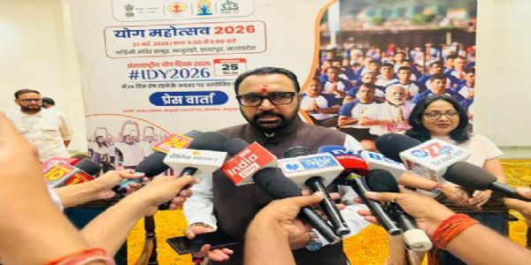 पत्रकारों से बातचीत करते हुए आयुष मंत्री प्रतापराव जाधव पत्रकारों से बातचीत करते हुए आयुष मंत्री प्रतापराव जाधव