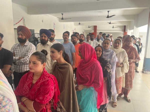 ਵੋਟ ਪਾਉਣ ਲਈ ਲਾਈਨ ’ਚ ਲੱਗੇ ਮੋਹਾਲੀ ਨਿਵਾਸੀ।