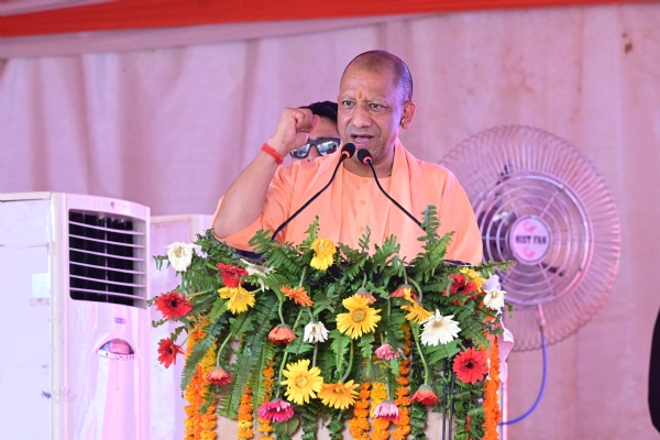 प्रयागराज नगर निगम में संबोधित करते हुए उप्र के मुख्यमंत्री योगी आदित्यनाथ का छाया चित्र