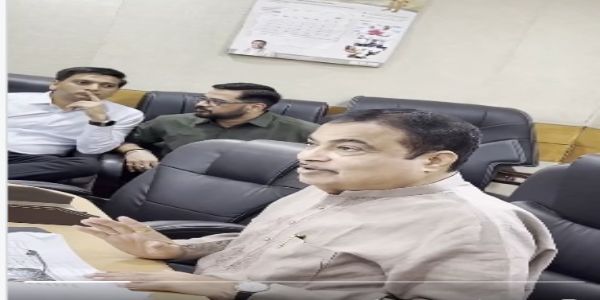 केंद्रीय सड़क परिवहन एवं राजमार्ग मंत्री नितिन गडकरी मंगलवार को मंत्रालय में योजनाओं की समीक्षा करते हुए केंद्रीय सड़क परिवहन एवं राजमार्ग मंत्री नितिन गडकरी मंगलवार को मंत्रालय में योजनाओं की समीक्षा करते हुए